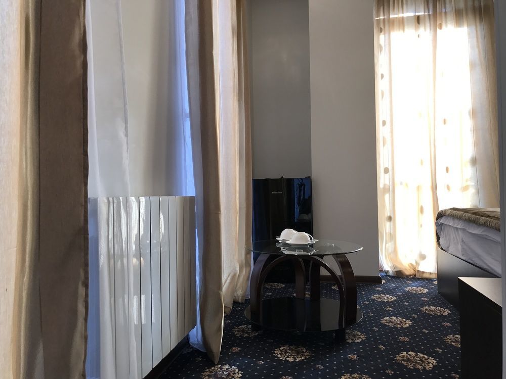 Du Vin Rouge Tbilisi Ξενοδοχείο Εξωτερικό φωτογραφία