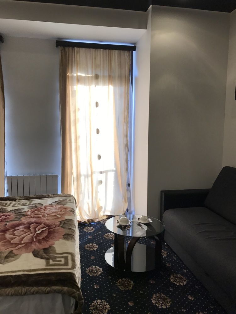 Du Vin Rouge Tbilisi Ξενοδοχείο Εξωτερικό φωτογραφία
