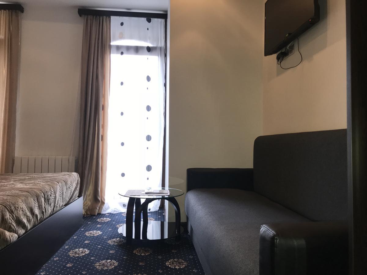 Du Vin Rouge Tbilisi Ξενοδοχείο Εξωτερικό φωτογραφία